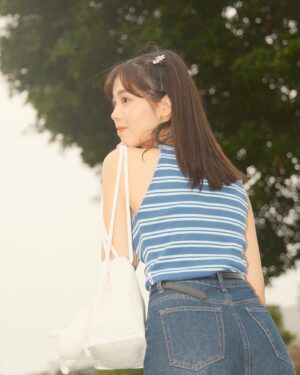 Celine Kao Instagram - 小可愛，集合囉！

50%春夏新品來一個 #小可愛系列商品 
讓姐妹們穿上 @50_fifty_percent 的小可愛 都能夠成為大可愛快樂過夏天🐬

@50_fifty_percent 全新企劃小可愛系列
#小可愛 三大必備：彈性、貼身、舒適
這次穿到的「撞色條紋挖肩背心」
涼爽透氣的面料 同時擁有高彈力
在30度的艷陽依舊可以不黏身
挖肩掛脖設計可修飾肩頸肌肉
配上藍白綠的冰塊色系
顯白百搭又清涼💘

我穿的這款共有三個尺寸、兩個顏色
現在特價活動進行中直接半價😘
各地區皆有有多個門市可試穿
多款小可愛都等著大家去帶回家☆彡

#fiftypercent #夏日穿搭 #小可愛系列商品 #小可愛 #你要的小可愛都在fiftypercent