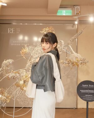 Celine Kao Instagram - 舊飾品怎麼辦 @vacanza_accessory 幫你辦！

每個人都為環境永續出一點小力就會是大力！
Vacanza 自4/19起至4/29 推出「#飾品舊換新」計劃
邀請大家帶家中舊飾品到「vacanza lab. 假期中山實驗店」回收 ✨免費兌換全新飾品
讓舊物重獲新生 以「4R回收機制」進行 實現品牌理念#永續假期 和大家一同迎接4/22世界地球日💘
與環境藝術家—李霽 打造再生藝術「永續假期展」在新vacanza lab. 假期中山實驗店 @vacanza_lab 開幕
藝術作品「Spirit Stay」使用12,000件回收飾品打造
同時vacanza 也推出新系列「再生銀」以回收的飾品重製而成！

能夠讓生活中使用不到的老舊物品重新利用 還可以再拿到漂亮的新寶貝
大家快攜兄弟姐妹一起去玩🧚🏻‍♀️

（項鍊、戒指、手鍊皆可兌換。耳環、耳夾、耳骨夾需兩支為一對。髮飾及周邊商品恕不適用）