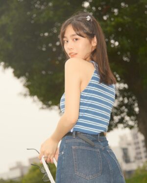 Celine Kao Instagram - 小可愛，集合囉！

50%春夏新品來一個 #小可愛系列商品 
讓姐妹們穿上 @50_fifty_percent 的小可愛 都能夠成為大可愛快樂過夏天🐬

@50_fifty_percent 全新企劃小可愛系列
#小可愛 三大必備：彈性、貼身、舒適
這次穿到的「撞色條紋挖肩背心」
涼爽透氣的面料 同時擁有高彈力
在30度的艷陽依舊可以不黏身
挖肩掛脖設計可修飾肩頸肌肉
配上藍白綠的冰塊色系
顯白百搭又清涼💘

我穿的這款共有三個尺寸、兩個顏色
現在特價活動進行中直接半價😘
各地區皆有有多個門市可試穿
多款小可愛都等著大家去帶回家☆彡

#fiftypercent #夏日穿搭 #小可愛系列商品 #小可愛 #你要的小可愛都在fiftypercent