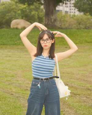 Celine Kao Instagram - 小可愛，集合囉！

50%春夏新品來一個 #小可愛系列商品 
讓姐妹們穿上 @50_fifty_percent 的小可愛 都能夠成為大可愛快樂過夏天🐬

@50_fifty_percent 全新企劃小可愛系列
#小可愛 三大必備：彈性、貼身、舒適
這次穿到的「撞色條紋挖肩背心」
涼爽透氣的面料 同時擁有高彈力
在30度的艷陽依舊可以不黏身
挖肩掛脖設計可修飾肩頸肌肉
配上藍白綠的冰塊色系
顯白百搭又清涼💘

我穿的這款共有三個尺寸、兩個顏色
現在特價活動進行中直接半價😘
各地區皆有有多個門市可試穿
多款小可愛都等著大家去帶回家☆彡

#fiftypercent #夏日穿搭 #小可愛系列商品 #小可愛 #你要的小可愛都在fiftypercent