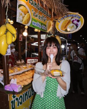 Celine Kao Instagram - 芒果糯米飯初體驗
最愛的食物是芒果 還可以十二月吃到芒果相當炫耀😎
殊不知我發的時候已經六月大家都吃得到了（*-∀-）
（但剛我媽餵我吃芒果 結果直接噴在我媽身上）（笑到流口水）
好想喝椰子汁！！！！！

*𖠋‎♡
項鍊 @oui.vintage.official
罩衫 @scheming_gg
頭只交給 @lucy_1010__ 看頭髮亮的咧😍