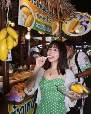 Celine Kao Instagram - 芒果糯米飯初體驗
最愛的食物是芒果 還可以十二月吃到芒果相當炫耀😎
殊不知我發的時候已經六月大家都吃得到了（*-∀-）
（但剛我媽餵我吃芒果 結果直接噴在我媽身上）（笑到流口水）
好想喝椰子汁！！！！！

*𖠋‎♡
項鍊 @oui.vintage.official
罩衫 @scheming_gg
頭只交給 @lucy_1010__ 看頭髮亮的咧😍