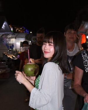 Celine Kao Instagram - 芒果糯米飯初體驗
最愛的食物是芒果 還可以十二月吃到芒果相當炫耀😎
殊不知我發的時候已經六月大家都吃得到了（*-∀-）
（但剛我媽餵我吃芒果 結果直接噴在我媽身上）（笑到流口水）
好想喝椰子汁！！！！！

*𖠋‎♡
項鍊 @oui.vintage.official
罩衫 @scheming_gg
頭只交給 @lucy_1010__ 看頭髮亮的咧😍
