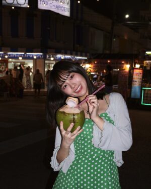 Celine Kao Instagram - 芒果糯米飯初體驗
最愛的食物是芒果 還可以十二月吃到芒果相當炫耀😎
殊不知我發的時候已經六月大家都吃得到了（*-∀-）
（但剛我媽餵我吃芒果 結果直接噴在我媽身上）（笑到流口水）
好想喝椰子汁！！！！！

*𖠋‎♡
項鍊 @oui.vintage.official
罩衫 @scheming_gg
頭只交給 @lucy_1010__ 看頭髮亮的咧😍