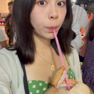Celine Kao Instagram - 芒果糯米飯初體驗
最愛的食物是芒果 還可以十二月吃到芒果相當炫耀😎
殊不知我發的時候已經六月大家都吃得到了（*-∀-）
（但剛我媽餵我吃芒果 結果直接噴在我媽身上）（笑到流口水）
好想喝椰子汁！！！！！

*𖠋‎♡
項鍊 @oui.vintage.official
罩衫 @scheming_gg
頭只交給 @lucy_1010__ 看頭髮亮的咧😍