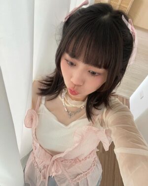 Celine Kao Instagram - 🩰💖🎀
開心漂亮不便秘

衣 @qutee_studio_
全臉都是 @hince_official_tw 花漾禮盒💄