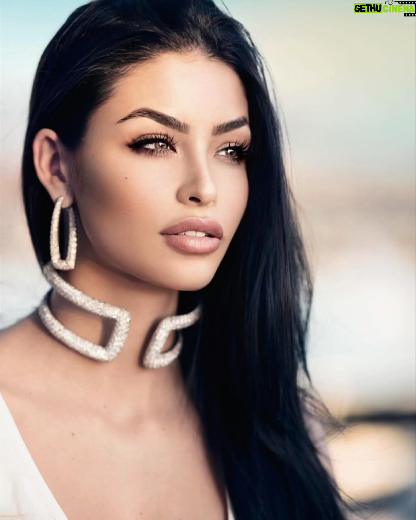 Céline Morel - 3 Likes - Do yourself a favor: be your own greatest Love.
A big thank you to the photographer, @photoyo.insta for this fabulous shot.
Jewellery: @degrisogono