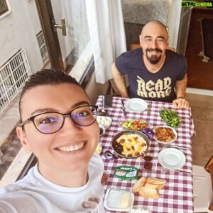 Cem Cücenoğlu Instagram - Balkonda kahvaltı etmeyeli sanırım 9 yıl kadar olmuş... Yüzüme böyle gülünmeyeli de epey olmuş. Güneş yüzlüm, eşek gözlü sevgilim benim @perihanasudekarayavuz ❤️🪽❤️🧿🧿🧿

Special Thanks : @ecesusertesen 💐♥️💐