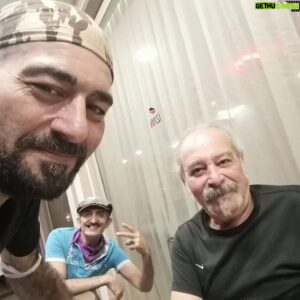 Cem Cücenoğlu Instagram - Dile kolay...
Selahattin Taşdöğen ile 10 yıl,
@hilmierdem35 ile 21 yıl,
@binnurserbetcioglu ile 2,5 yıl sonra aynı projede kavuştuk. O kadar mutluyum ki🥰🌹 #kızıkaçıralımgerisikolay