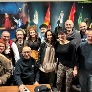 Cem Cücenoğlu Instagram - 52 oyundur keyifle oynadığımız @bencekatiloldurdu nün dün akşamki konuğu , büyük usta Şener Şen' di. Ayaklarınıza sağlık usta. Yüzünüzü gülerken görmek çok keyifliydi🥰🧿