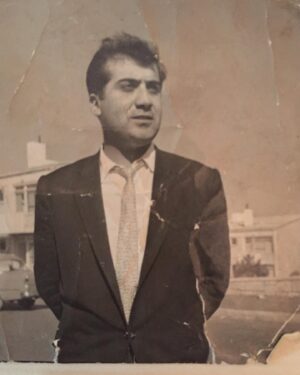 Cem Davran Instagram - Çok severim babamın bu fotoğrafını. Hâyâlleri vardır babaların, eve ekmek getiren iri yarı adamların. Saygıyla, özlemle…
Ve hayırlı bayramlar hepinize.🙏🌺