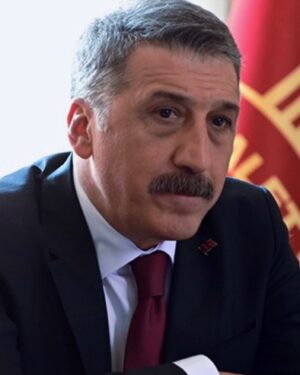 Cem Davran Instagram - Onu bunu bilmem, akşam #BambaşkaBiri var, iyi seyirler. #Turan