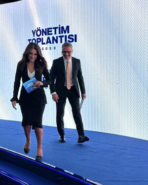 Cem Davran Instagram - Heyecanlı ve keyifli sahne “an”ları yine.
Sabancı Topluluğu Geleneksel Yönetim Toplantısı ve ardından 14. Altın Yaka Ödül Töreni. Sevgili @julideates ile tüm gün hiç bitmeyen bir enerjiyle. Tabii @damat_official şıklığı ve rahatlığıyla sahnede hep sahnede.
#masterofceremony