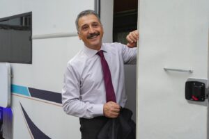 Cem Davran Instagram - Sorular ve cevaplar kardeştir, keyifli bir pazar röportajı. @cumhuriyetgzt Emeği geçenlere teşekkür ederim.
@denizulk 
Fotoğraflar: @sametcelepoglu