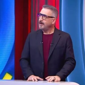 Cem Davran Instagram - Bazen bambaşka bir cümlede karşılaşıverir hikâyeler.
@_burakdeniz