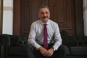 Cem Davran Instagram - Sorular ve cevaplar kardeştir, keyifli bir pazar röportajı. @cumhuriyetgzt Emeği geçenlere teşekkür ederim.
@denizulk 
Fotoğraflar: @sametcelepoglu