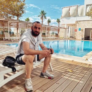 Cem Gelinoğlu Instagram - Bu yıl ayağımı suya sokamadım diye söylenip durdum ve küçük bir tatile gittim. Andy Dufresne’nin birayı hakedip reddetmesi gibi ayağımın dibindeki denizi ve havuzu huzurla reddettim. Çok iyi geldi.