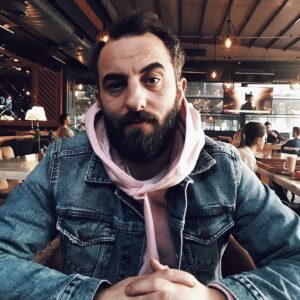 Cem Gelinoğlu Instagram - @muammertali ile kalamışta bir kafede komik anıların içinden geçerken dur deyip şıkırt etti ve bu anı oldu 😍 özlendin yazacaktım o zaman onunla olan fotoyu yükleseydin derler diye onu özelden yazacam djdhd