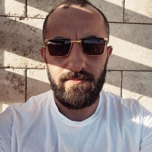 Cem Gelinoğlu Instagram - Bu yıl ayağımı suya sokamadım diye söylenip durdum ve küçük bir tatile gittim. Andy Dufresne’nin birayı hakedip reddetmesi gibi ayağımın dibindeki denizi ve havuzu huzurla reddettim. Çok iyi geldi.