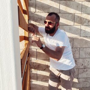 Cem Gelinoğlu Instagram - Bu yıl ayağımı suya sokamadım diye söylenip durdum ve küçük bir tatile gittim. Andy Dufresne’nin birayı hakedip reddetmesi gibi ayağımın dibindeki denizi ve havuzu huzurla reddettim. Çok iyi geldi.