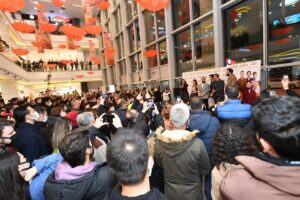 Cem Gelinoğlu Instagram - Bizi coşkuyla, alkışla, gülen gözlerle karşılayan tüm seyircimize kocaman teşekkürler. Bu sevgi hep daha iyisini yapabilmek için bizi motive ediyor.