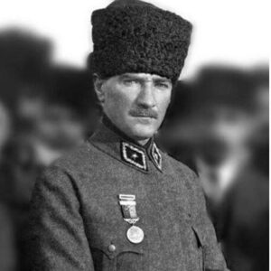 Cem Kılıç Instagram - 57 yıllık yaşama sığdırılan 11 savaş, 24 madalya, 7 nişan, 13 kitap, 1 ülke ve milyonlarca özgür insan.. Ulu Önder Mustafa Kemal Atatürk..❤️❤️❤️🙏🏻🙏🏻🙏🏻