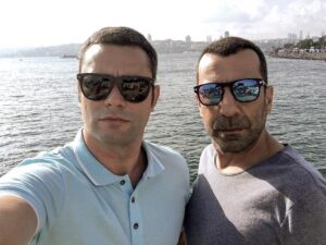 Cem Kılıç Instagram - Komedi ciddi bir iştir🤔
#eldeğmemişaşk @bkmonline