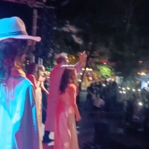 Cem Özer Instagram - (*)Cem Olmak ; Cem Karaca’yla oynadığım, zihnimde söylediğim şarkılara 3 dansçının performanslarıyla eşlik ettiği “tek” kişilik oyunum. Proje, oyun ve sahne tasarımını yaptığım, 2 yıldır hayal ettiğim, reji ve uygulamada yazarımız Murat Gürvardar’la birlikte yürüdüğümüz ( tıpkı yazım aşamasında olduğu gibi ) bu hayale önce yapımcı olarak Oğuzhan Güler ortak oldu inandı, sonra Ercüment Vural bana müthiş düzenlemeler yaparak şarkılar söyletti… sonra, sonra Zehra Karadağ terinin son damlasına kadar emeğini koydu ve Burcu Koçyiğit’in koreografiden öte dans yorumları  çıktı ortaya ve biz Cem Olduk. Siz de mutlaka bizimle Cem Olun.  İl oyun Bandırma’daydı. Bandırmalılar da biz de Cem Olmaktan büyük keyif aldık. İstanbul’uda ilk oyun 27 Eylül Trump’ta. * cemolmak : toplanmak, bir araya gelmek, birleşmek, birlik olmak . #vemolmak #cemkaraca #tiyatro #oyun #müzikal #dans #eğlence #cemözer #keşfetteyiz #keşfet