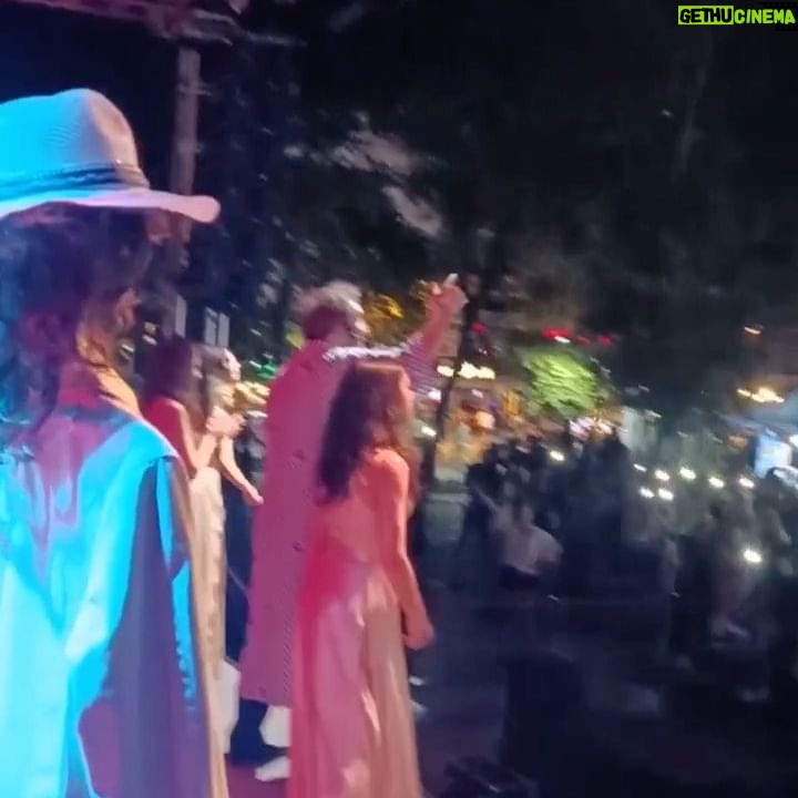 Cem Özer - 7.2K Likes - (*)Cem Olmak ; Cem Karaca’yla oynadığım, zihnimde söylediğim şarkılara 3 dansçının performanslarıyla eşlik ettiği “tek” kişilik oyunum. Proje, oyun ve sahne tasarımını yaptığım, 2 yıldır hayal ettiğim, reji ve uygulamada yazarımız Murat Gürvardar’la birlikte yürüdüğümüz ( tıpkı yazım aşamasında olduğu gibi ) bu hayale önce yapımcı olarak Oğuzhan Güler ortak oldu inandı, sonra Ercüment Vural bana müthiş düzenlemeler yaparak şarkılar söyletti… sonra, sonra Zehra Karadağ terinin son damlasına kadar emeğini koydu ve Burcu Koçyiğit’in koreografiden öte dans yorumları çıktı ortaya ve biz Cem Olduk. Siz de mutlaka bizimle Cem Olun. İl oyun Bandırma’daydı. Bandırmalılar da biz de Cem Olmaktan büyük keyif aldık. İstanbul’uda ilk oyun 27 Eylül Trump’ta. * cemolmak : toplanmak, bir araya gelmek, birleşmek, birlik olmak . #vemolmak #cemkaraca #tiyatro #oyun #müzikal #dans #eğlence #cemözer #keşfetteyiz #keşfet