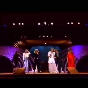 Cem Özer Instagram - Sevdiğim Kadınlar bir arada olunca elbette “I see the women I love What A Wonderfel Day”  Bu arada Bette Midler’ın Laf Lafı Açıyor ‘da Muazzez Abacı’yla düet yapmışlığı vardır. The Falling Leaves söylemişlerdi.
