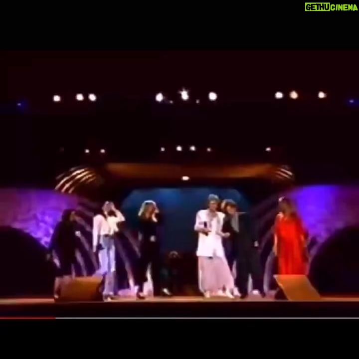 Cem Özer - 6.6K Likes - Sevdiğim Kadınlar bir arada olunca elbette “I see the women I love What A Wonderfel Day” Bu arada Bette Midler’ın Laf Lafı Açıyor ‘da Muazzez Abacı’yla düet yapmışlığı vardır. The Falling Leaves söylemişlerdi.