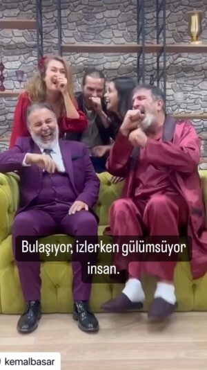 Cem Özer Instagram - Teşekkür ederiz biz de sana. #Repost @kemalbasar 
80’in üstünde oyun yönettim, en az 50’sinde oynamışımdır, 2 ayı aşkındır bir ters bakış olmadan, bir kere gerilmeden çalışıyoruz ya, ne diyeyim, bu kadar zevk alarak, her anında büyük keyifle prova yaptığım azdır. Uyum, beceri, dostluk, fedakarlık, anlayış, güleryüz, saygı, sevgi… İşe ve birbirimize özen gösteriyoruz. Kolay değil… Arkadaşlarıma teşekkür ederim. 🙏 ‘Çılgın Zamanlar’ın yolu uzun. Veee… Başlıyoruuuuuz! 🧿 Çıkın, gelin! 🙋🏻‍♂️
#tiyatro #komedi #sanat #eğlence 🎭