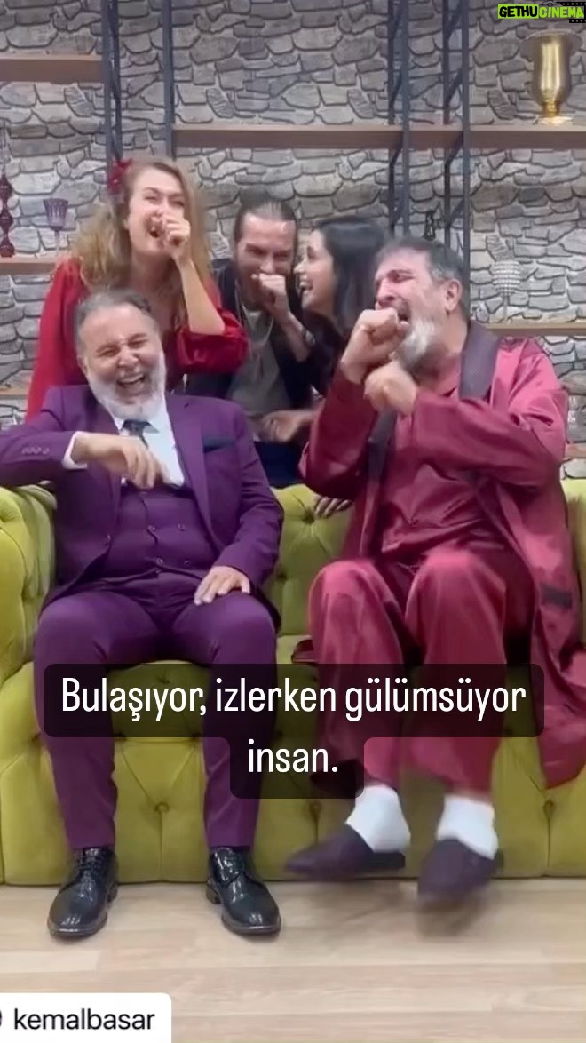 Cem Özer - 4.5K Likes - Teşekkür ederiz biz de sana. #Repost @kemalbasar
80’in üstünde oyun yönettim, en az 50’sinde oynamışımdır, 2 ayı aşkındır bir ters bakış olmadan, bir kere gerilmeden çalışıyoruz ya, ne diyeyim, bu kadar zevk alarak, her anında büyük keyifle prova yaptığım azdır. Uyum, beceri, dostluk, fedakarlık, anlayış, güleryüz, saygı, sevgi… İşe ve birbirimize özen gösteriyoruz. Kolay değil… Arkadaşlarıma teşekkür ederim. 🙏 ‘Çılgın Zamanlar’ın yolu uzun. Veee… Başlıyoruuuuuz! 🧿 Çıkın, gelin! 🙋🏻♂️
#tiyatro #komedi #sanat #eğlence 🎭