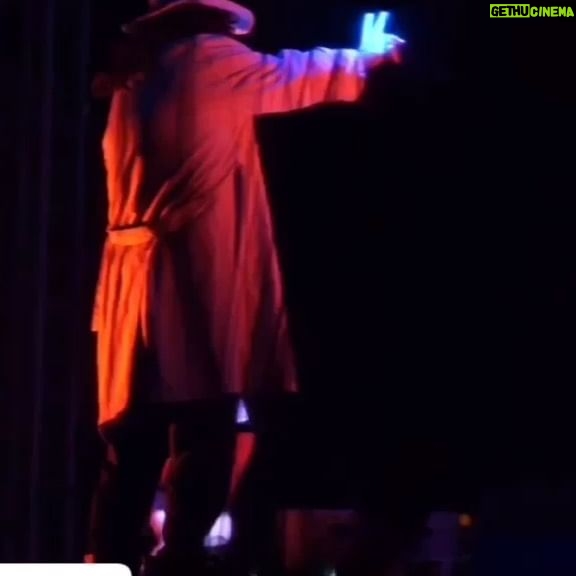 Cem Özer - 7.2K Likes - (*)Cem Olmak ; Cem Karaca’yla oynadığım, zihnimde söylediğim şarkılara 3 dansçının performanslarıyla eşlik ettiği “tek” kişilik oyunum. Proje, oyun ve sahne tasarımını yaptığım, 2 yıldır hayal ettiğim, reji ve uygulamada yazarımız Murat Gürvardar’la birlikte yürüdüğümüz ( tıpkı yazım aşamasında olduğu gibi ) bu hayale önce yapımcı olarak Oğuzhan Güler ortak oldu inandı, sonra Ercüment Vural bana müthiş düzenlemeler yaparak şarkılar söyletti… sonra, sonra Zehra Karadağ terinin son damlasına kadar emeğini koydu ve Burcu Koçyiğit’in koreografiden öte dans yorumları çıktı ortaya ve biz Cem Olduk. Siz de mutlaka bizimle Cem Olun. İl oyun Bandırma’daydı. Bandırmalılar da biz de Cem Olmaktan büyük keyif aldık. İstanbul’uda ilk oyun 27 Eylül Trump’ta. * cemolmak : toplanmak, bir araya gelmek, birleşmek, birlik olmak . #vemolmak #cemkaraca #tiyatro #oyun #müzikal #dans #eğlence #cemözer #keşfetteyiz #keşfet