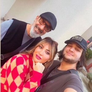 Cem Özer Instagram - Eğlenceli üçlü. Minik kadın, koca adam ve küçük dev. Çoklu sevgi içerir. #aile #eş #baba #çocuk #oğul #cemözer #keşfet