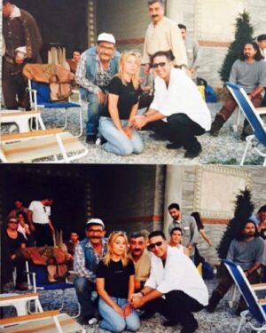 Cem Özer Instagram - #tbtSevgili can @ferdiegilmez @arzufilmasofficial ın yapımcısı olduğu #kahpebizans film setini ziyaretimden bir anı. Yıl  2000 sanırım. Sevgili @ganimujde nin senaryosunu yazdığı 2. Yönetmenliğini yaptığı ilk film diye hatırlıyorum. Asıl eğitimi o dur zaten. MSÜ’nin sinema bölümünü bitirmiştir. Arkamda benden uzun duran da @suatsungur1. #ahusungur1 b#sinema #film #komedi #set yapım #cemözer #keşfet #keşfetteyiz