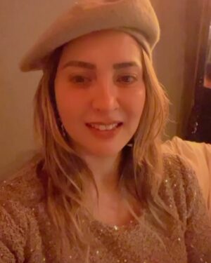 Cem Özer Instagram - Oğlumuz Nejat, aylar sonra Londra’dan geldi ve iflah olmaz bir gurme olduğu için de baba yemeğini sonraya bırakalım dedik, değişik lezzetler keşfedelim istedik. İşte ne yapalım derken canımız Ebru @araftamoda dan söz etti , gittik. Şimdi şöyle: bildiğiniz lezzetler bambaşka biçimde karşınıza çıkıyor. Hepsi de çok lezzetli. Biz içmedik ama çok değişik kokteyllerde yapıyorlar. Fiyatlarsa bu kategori için çok makul. Her anlamda Michelin yıldızlı restoranlara 10 basar. O kadar beğendik ki paylaşmadan duramadık. 
#moda #araftamoda #kadıköy #yiyelim #yemek #tatlı #kokteyl #istanbul #restaurant @osman_nejat117 @araftamoda