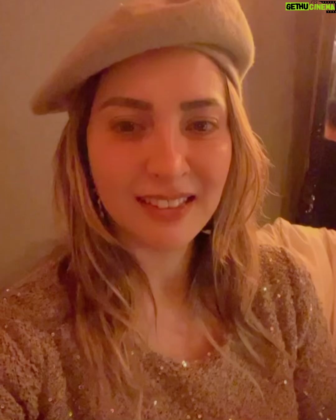Cem Özer - 5K Likes - Oğlumuz Nejat, aylar sonra Londra’dan geldi ve iflah olmaz bir gurme olduğu için de baba yemeğini sonraya bırakalım dedik, değişik lezzetler keşfedelim istedik. İşte ne yapalım derken canımız Ebru @araftamoda dan söz etti , gittik. Şimdi şöyle: bildiğiniz lezzetler bambaşka biçimde karşınıza çıkıyor. Hepsi de çok lezzetli. Biz içmedik ama çok değişik kokteyllerde yapıyorlar. Fiyatlarsa bu kategori için çok makul. Her anlamda Michelin yıldızlı restoranlara 10 basar. O kadar beğendik ki paylaşmadan duramadık.
#moda #araftamoda #kadıköy #yiyelim #yemek #tatlı #kokteyl #istanbul #restaurant @osman_nejat117 @araftamoda