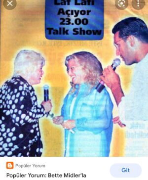 Cem Özer Instagram - Yanılmıyorsam 1996 yazı. Bodrum Halikarnas. #laflafıaçıyor çekimleri… 2.000 e yakın biletli seyirci var. Konuklarım Muazzez abacı ve Los Piços diye komik akrobasi yapan bir gurup. Dünyaca ünlü, Atlantic Records’un sahibi, rahmetli Ahmet Ertegün seyirciler arasında, önde locada oturuyor, göz göze geldik selamlaştık, Muazzez şarkı söylüyor, Ahmet Ertegün’ün yanındaki hanımefendi tanıdık geldi… aaaa @bettemidler bu. Dünyaca ünlü yıldız oyuncu ve şarkıcı. Çok da severim. Muazzez’in kulağına fısıldadım, şarkısı bitince  yanına gitti minik minik adımlarıyla, İngilizce anons edip yanına aldı alkışlarla, birlikte Autumn Leaves’i söylediler ve sonra kısa bir sohbet ettik. Bu arada Abacı çok iyi ingilizce konuşur ve caz söyler. #tbt #laflafıaçıyor #show #talkshow #bodrum #cemözer #keşfet #keşfetteyiz