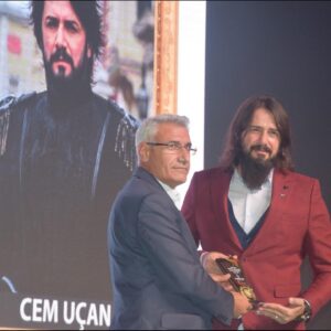 Cem Uçan Instagram - TEŞEKKÜRLER MALATYA.. #altınkayısıödülleri #payitahtabdülhamid #yılıneniyierkekoyuncusu
