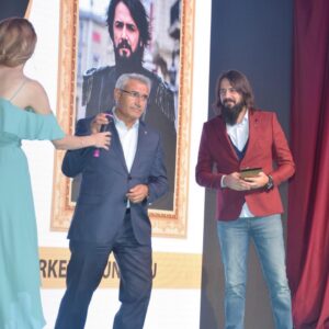 Cem Uçan Instagram - TEŞEKKÜRLER MALATYA.. #altınkayısıödülleri #payitahtabdülhamid #yılıneniyierkekoyuncusu