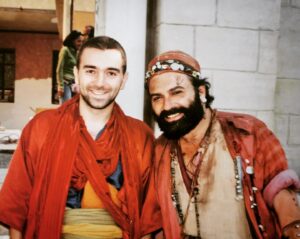Cem Uslu Instagram - 17 yıl önce, Hacivat Karagöz Neden Öldürüldü?'de figüranlık yaparak kamerayla tanışmıştım. İlk sahnem Haluk abiyleydi. 17 yıl geçmiş... Boşa geçmemiş. 😊🙏🏼❤️