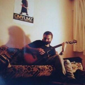 Cem Uslu Instagram - Şeyler değişiyor. Şeylere dair şeyler değişiyor. Bu ikisi birbiriyle pek de ilgili olmuyor.

Dün 37 oldum. Geniş ailemle görüntülü toplandık; ne çok sevildiğimi, ne çok sevdiğimi gördüm kim bilir kaçıncı kez. Bu kadar insan ayrı ayrı yerlerde benim için toplanmış, beni beklemiş... Şükür. Dostlarımla, arkadaşlarımla görüştüm. Ne güzel insanlar yahu bunlar dedim. Birlikte ve ayrı ayrı ne güzeller. Şükür.

Nefesi kesilmedikçe herkes 37 de olur her şey de. Dilerim ben fena bir şey olmamışımdır.

Fotoğraf da 2002'den galiba. Çok severim.