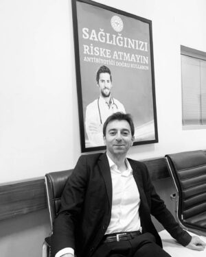 Cem Uslu Instagram - Sağ ol Çukur. Çok şey verdin bana. Seni hep güzelliklerle hatırlayacağım, belli. Herkesin emeğine, kalbine sağlık. Şükür. :) 🙏

📷 @mustafa_kirantepe