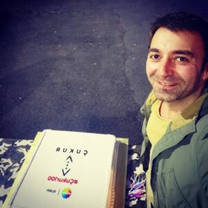 Cem Uslu Instagram - 3 yıl önce bugün ilk bölümümüz yayınlanmış... Aynı zamanda yeni evime taşındığım gün... 😊 Evi taşıyıp, ilk bölümü izlemek için düzenlenen yemeğe gitmiştim. O zamanlar çok azını tanıdığım ekip arkadaşlarımla 3 yılda aile gibi olduk. Çukur bana çok şey öğretti, çok şey kattı sağ olsun. Pazartesi akşamı 100. Bölüm'ümüz yayınlanıyor... Yolculuk sürüyor... 😊🙏🧿

#Çukur #Çukur100 @cukurdizi @ayyapim @showtv