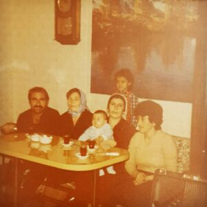 Cem Uslu Instagram - Rahmetli babaannemin kucağında ben, solumda annem... Anneler Günü kutlu olsun. 🙏