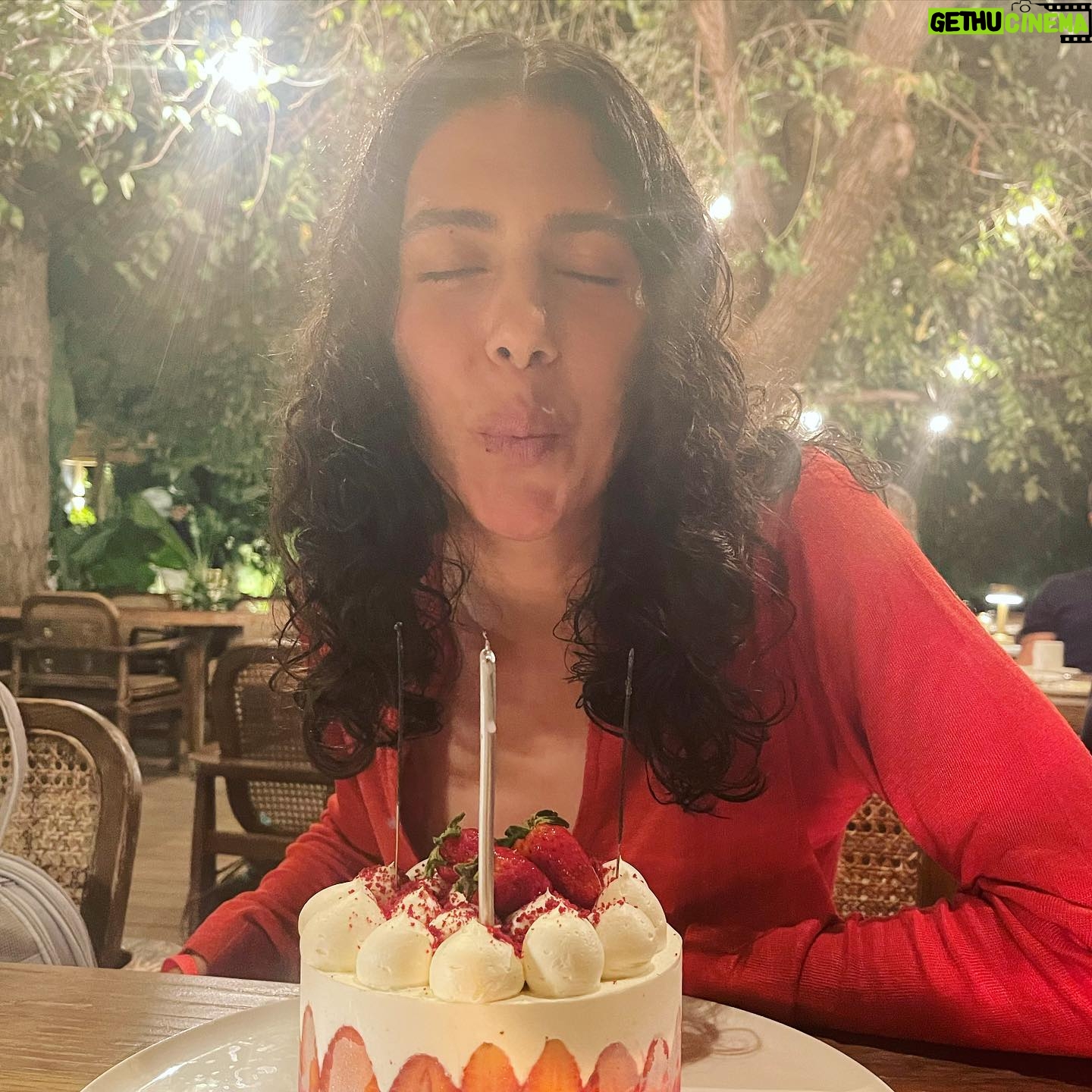 Cemre Ebüzziya - 1.9K Likes - happy day