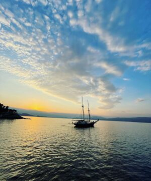 Cemre Ebüzziya Instagram - two weeks ago…Hydra to Paris..when life was lighter, brighter.
