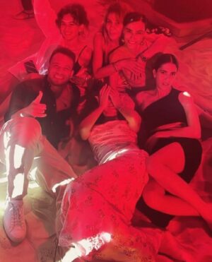 Cemre Ebüzziya Instagram - L’Officiel ve canim Inan cok tesekkur ederim bu güzel hafta sonu icin, dostlarimizla hep beraber olduk iyi ki💛🌞

@lofficielturkiye @inankirdemir #lofficielsurmer #titanicotelbodrum