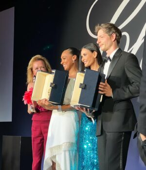 Cemre Ebüzziya Instagram - Thank you Chopard for having me at the Trophee Chopard Award ceremony, I am honored. What a stunning evening it was hosted by this year’s beautiful God Mother Demi Moore alongside the President of Cannes İris Knobloch, Chopard Co-Chairwoman Carolin Scheuefele and Thierry Fremaux. Surrounded by stars from Hollywood to incredible actors from all over the world, we celebrated the Rising stars of this year, Sophie Wilde and Mike Faist. And then started the glamorous party… A night to remember in Cannes. 

Beni Trophee Chopard Ödül törenine davet ettiğiniz için teşekkür ederim Chopard, onur duydum. Bu yılın güzel vaftiz annesi Demi Moore'un ev sahipliğinde Cannes Başkanı İris Knobloch, Chopard Eş Başkanı Carolin Scheuefele ve Thierry Fremaux'nun ev sahipliği yaptığı muhteşem bir akşam oldu. Hollywood yıldızlarından dünyanın her köşesinden inanılmaz aktörlerin katıldığı gecede, bu yılın Yükselen yıldızları Sophie Wilde ve Mike Faist'i kutladık. Ve ardından görkemli parti başladı… Cannes'da unutulmaz bir geceydi. 

————————————————————————————————
@chopard @chopardbycaroline @festivaldecannes @demimoore @sophiewildee @mikefaist #chopardtrophée #chopardtrophee #chopardtropheeawards #festivaldecannes #chopard